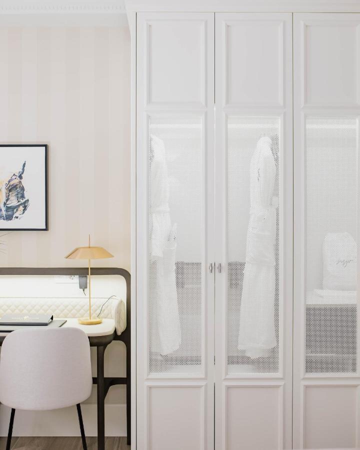Myr Palacio Vallier Βαλένθια Εξωτερικό φωτογραφία A bedroom with a wardrobe