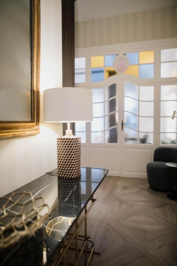 Myr Palacio Vallier Βαλένθια Εξωτερικό φωτογραφία A table lamp
