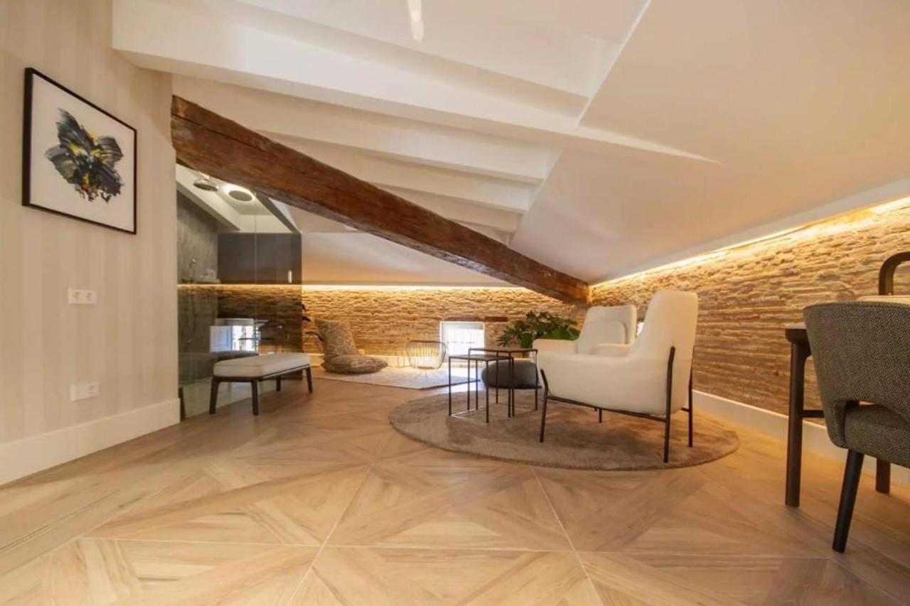Myr Palacio Vallier Βαλένθια Εξωτερικό φωτογραφία A living room with a parquet floor