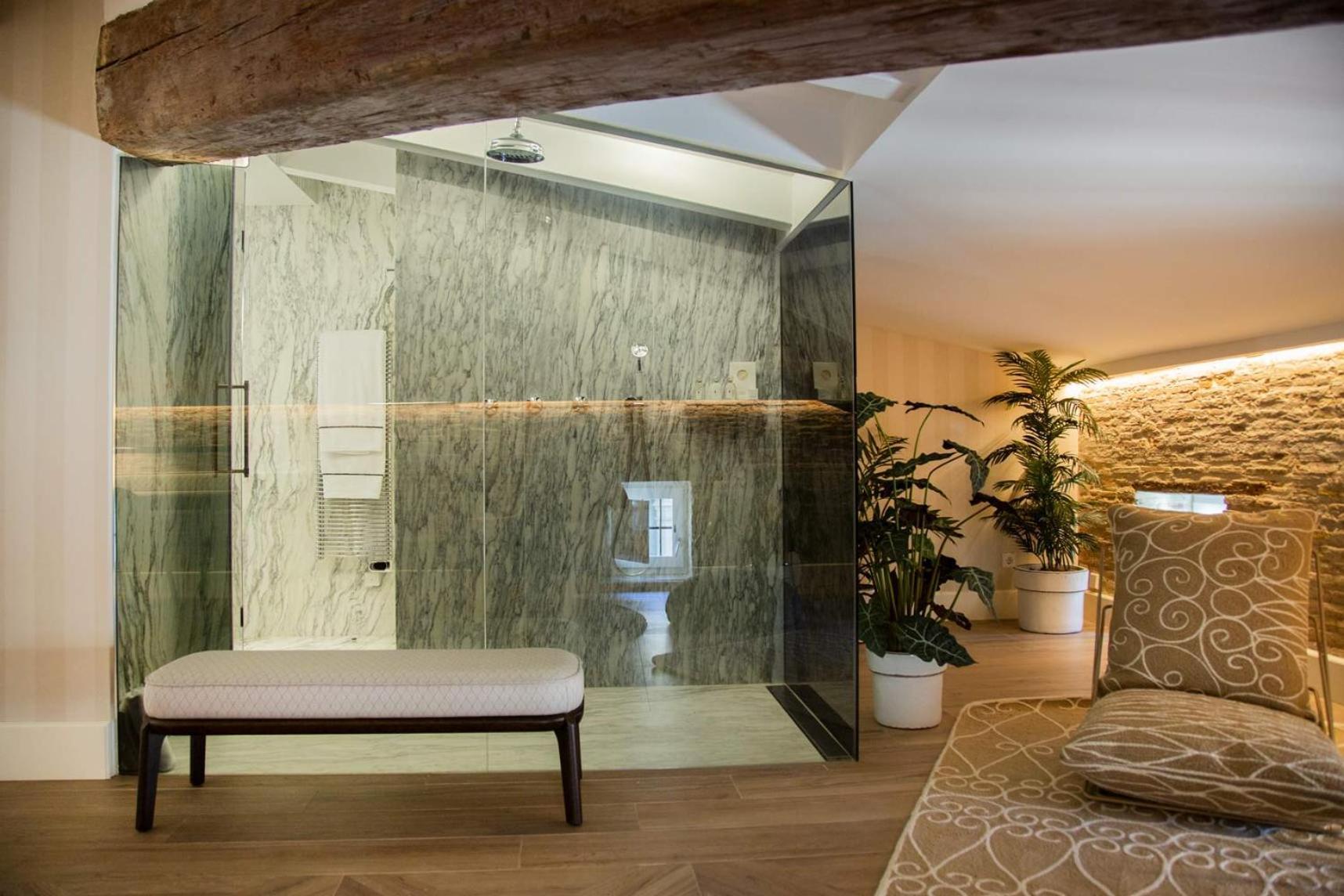 Myr Palacio Vallier Βαλένθια Εξωτερικό φωτογραφία A shower enclosure