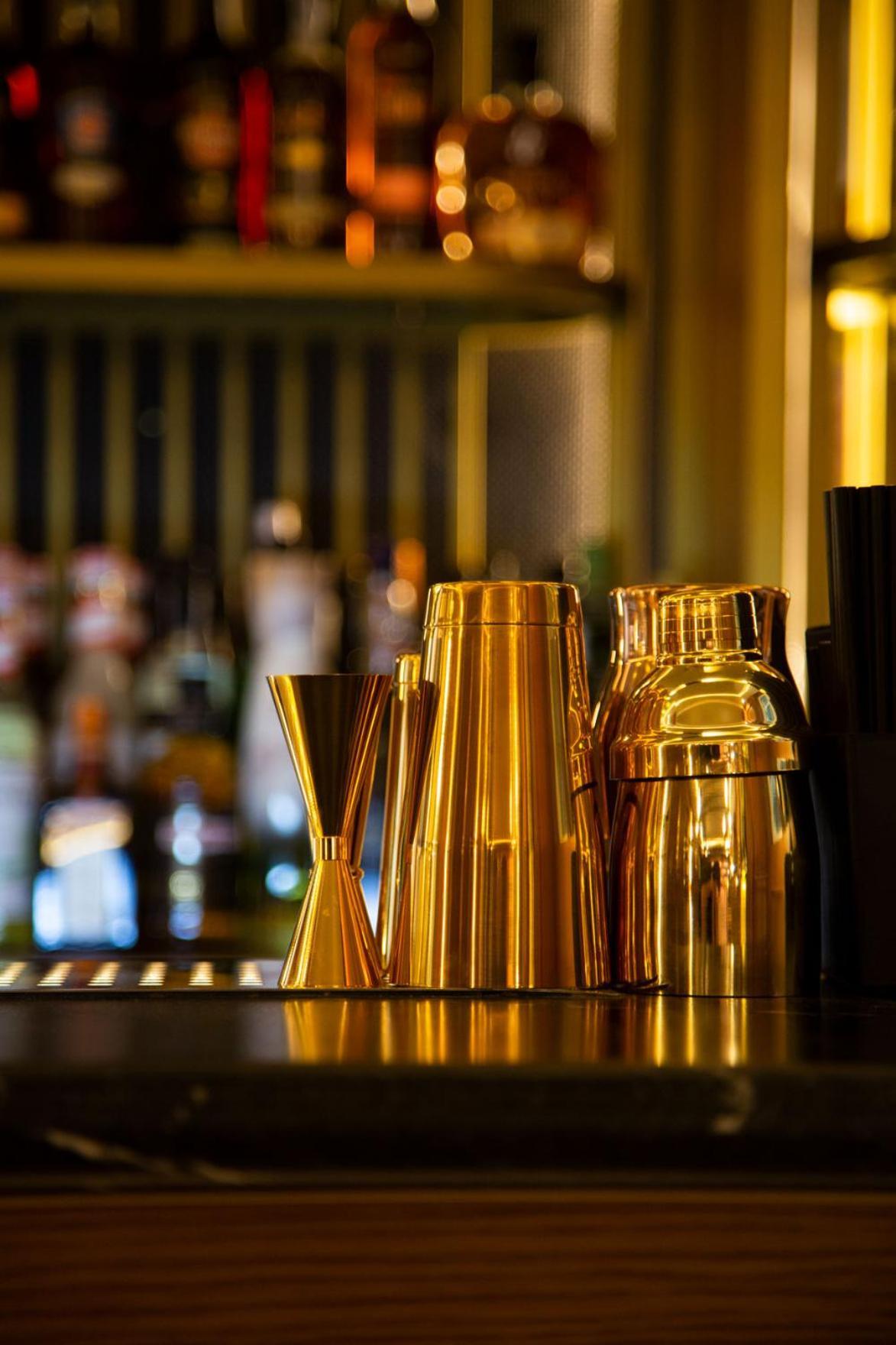 Myr Palacio Vallier Βαλένθια Εξωτερικό φωτογραφία A jigger (left) and a cocktail shaker (right)