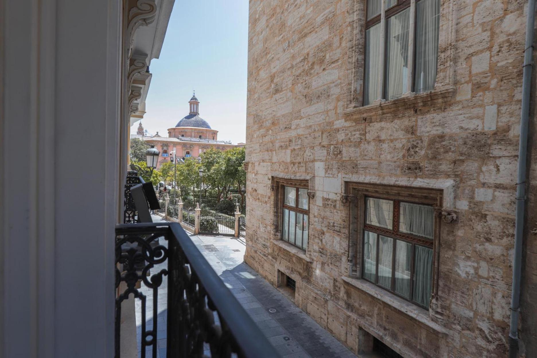Myr Palacio Vallier Βαλένθια Εξωτερικό φωτογραφία View of the White Tower from the hotel